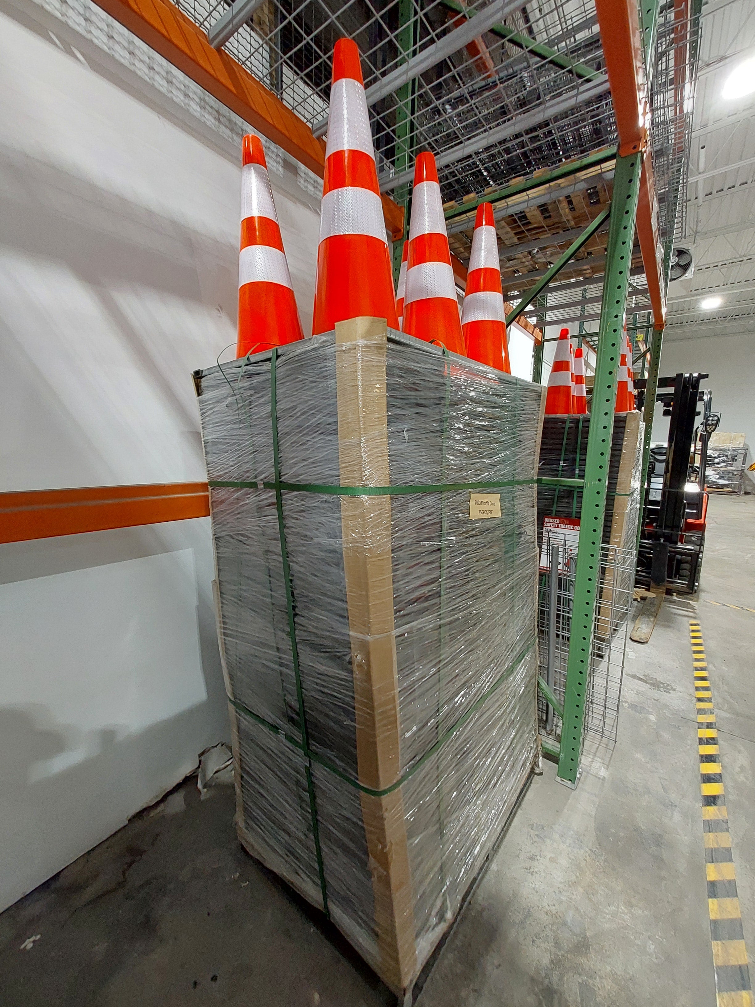 Unused 28" H Traffic Cones Safety Road Parking Cone With Black Weighted Base 1pc (MSRP: $15.5)