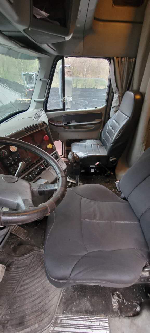 Used 1998 Freightliner FLC120 Truck - tractor